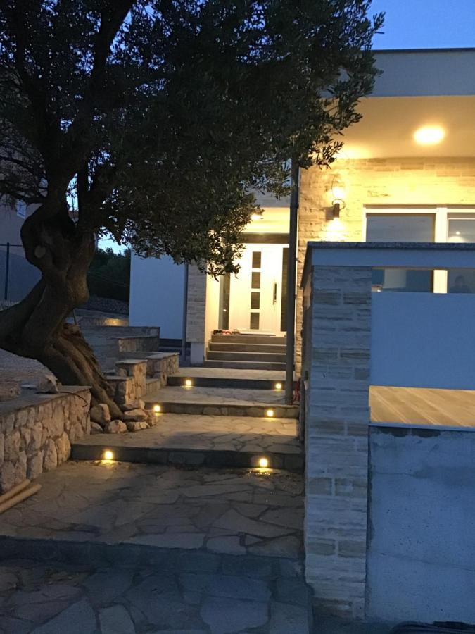 Moderner Bungalow Mit Meerblick ลุน ภายนอก รูปภาพ